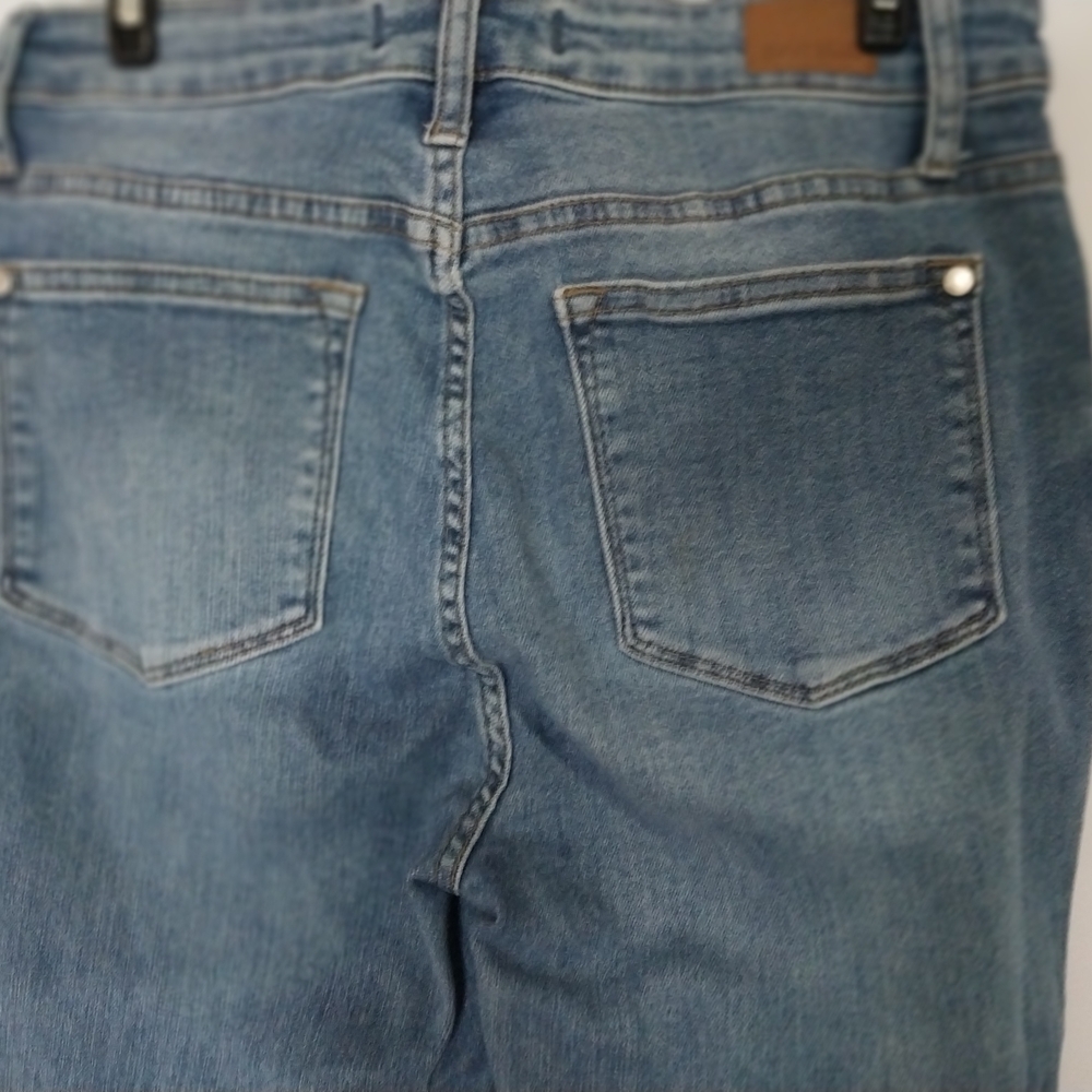 Judy Blue Medium Wash Straight Leg Capri - Picture 5 of 12